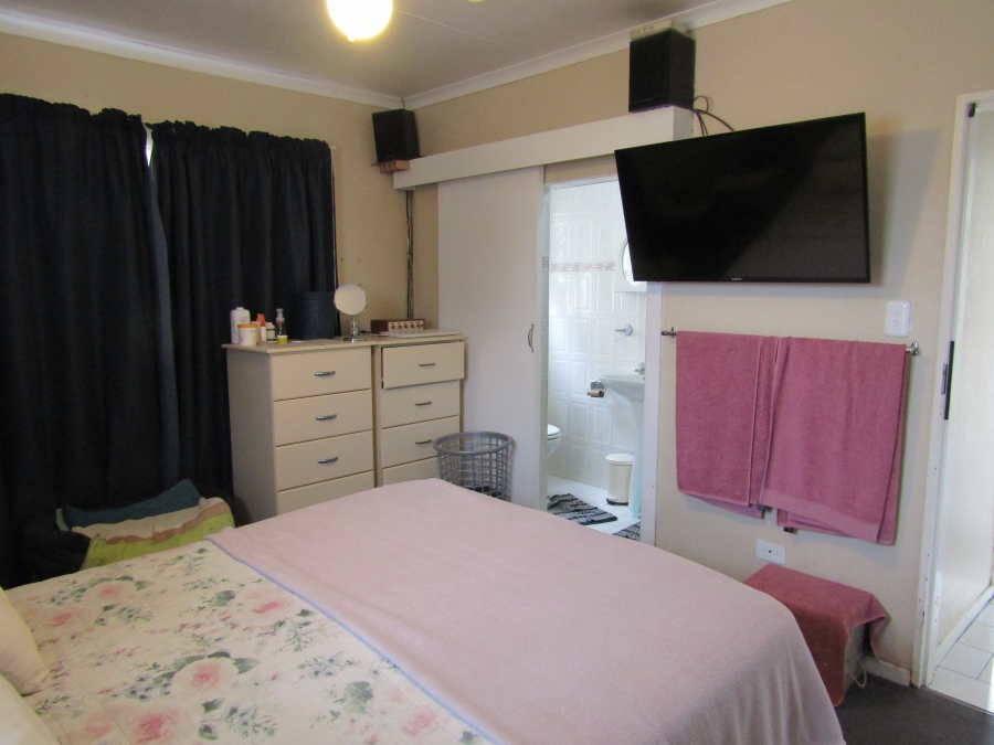 8 Bedroom Property for Sale in Wavecrest Eastern Cape